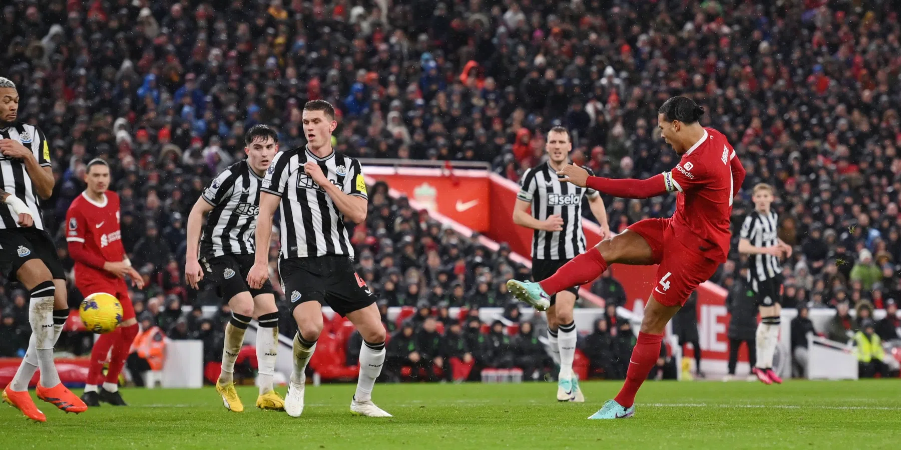 Dit schrijven de Engelse kranten over de Nederlanders bij Liverpool - Newcastle