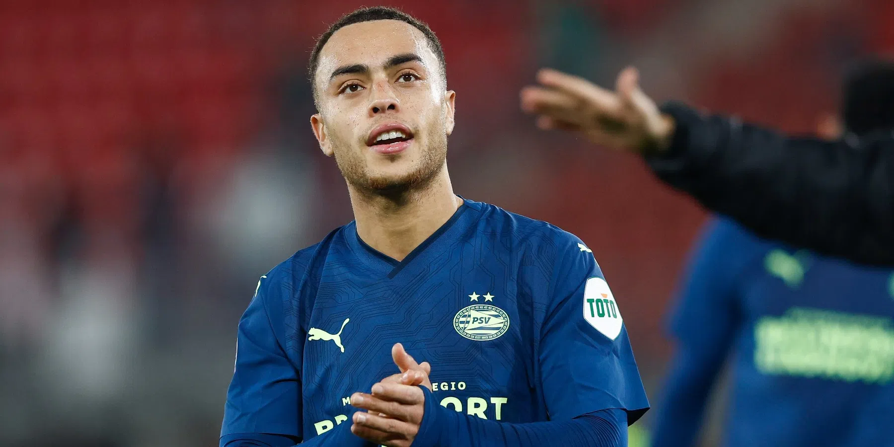 Dit is hoe Sergiño Dest over de koopoptie van PSV bij FC Barcelona denkt