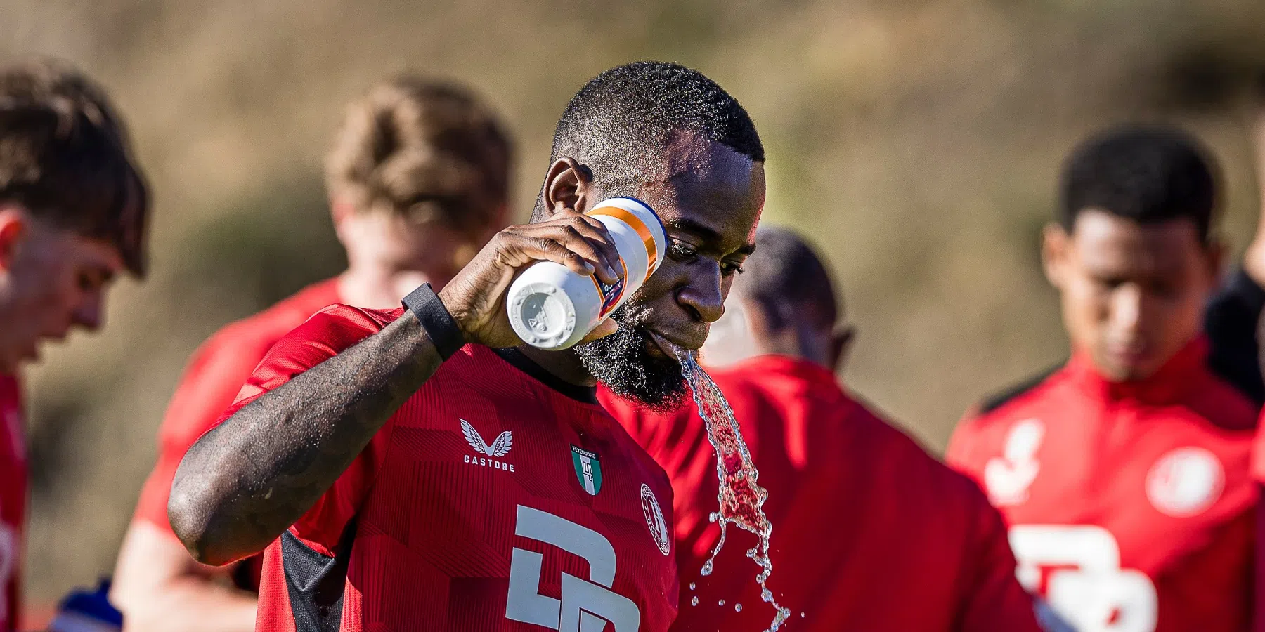 Om deze reden had de Feyenoord-selectie afgeplakte monden