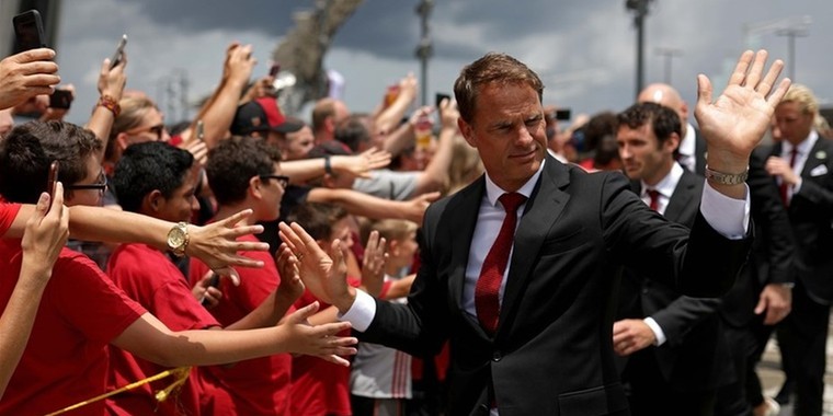 Waarom wordt Frank de Boer genoemd als mogelijke trainer van Ajax?