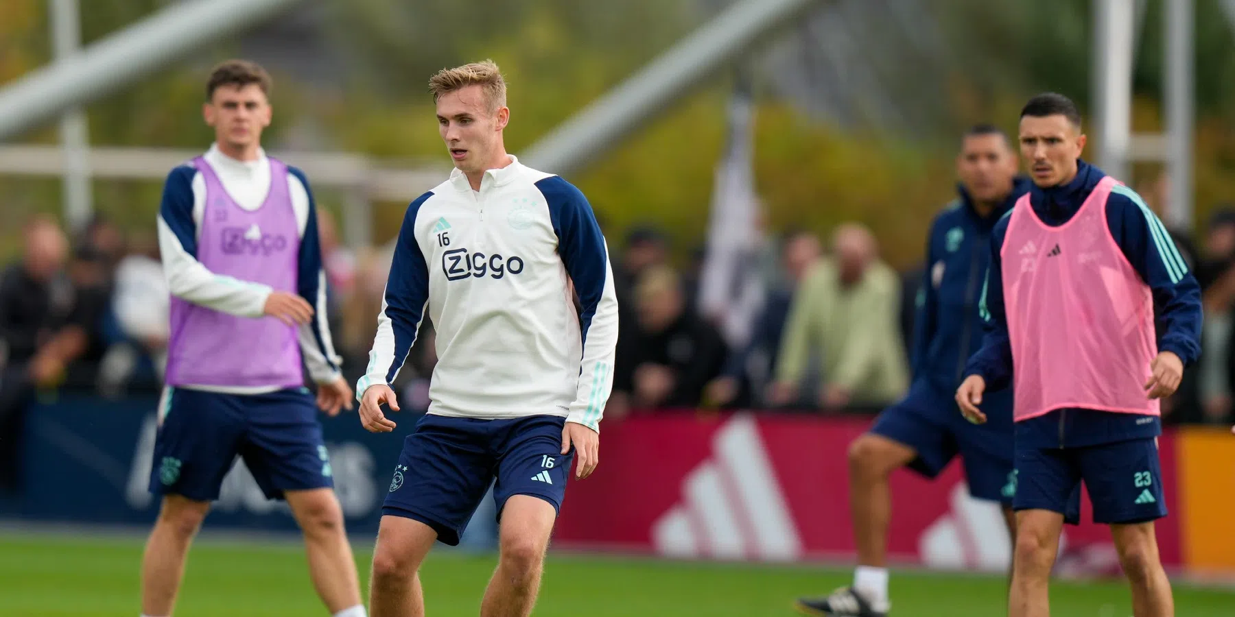 Sivert Mannsverk traint na blessureleed weer mee bij Ajax