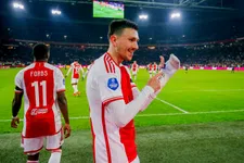 Thumbnail for article: Waarom speelt Ajax-aanvaller Berghuis met tape om zijn pols en hand?