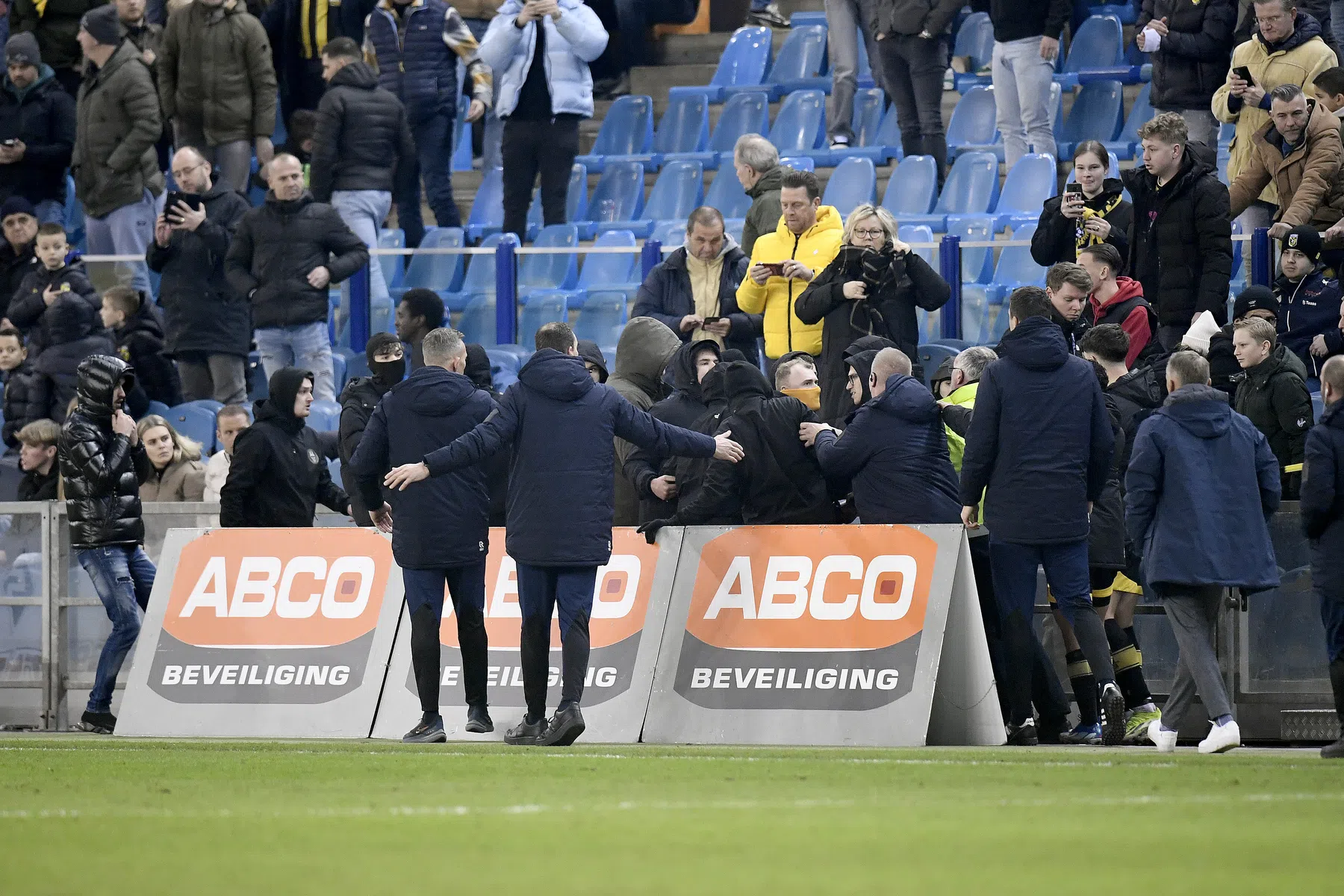 Dit ging er mis tijdens de veldbestorming van Vitesse-hooligans tegen Feyenoord