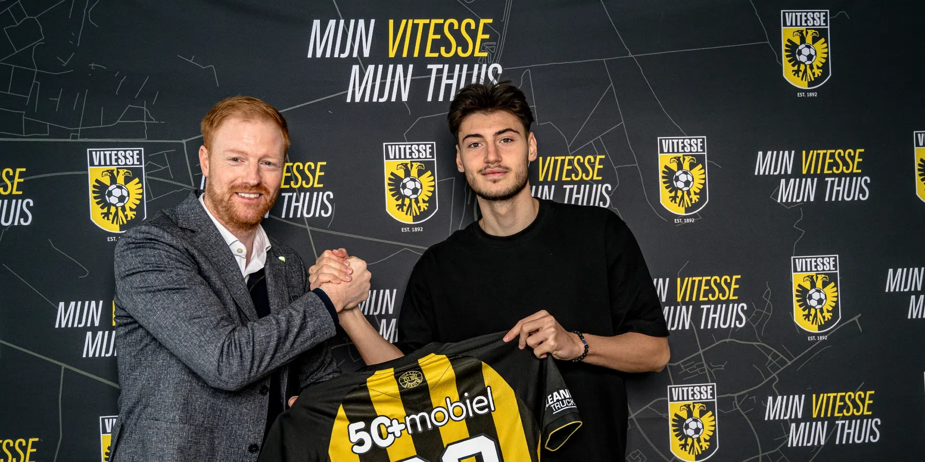 Wie is de door Vitesse van Brighton & Hove gehuurde Adrian Mazilu?