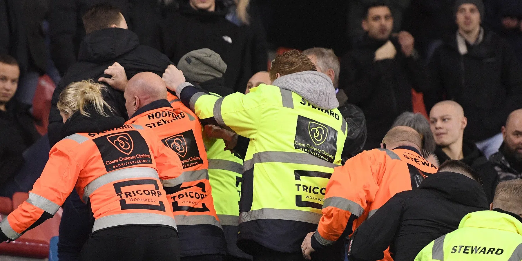 Dit zijn de mogelijke straffen voor de veldbestormers bij Vitesse-Feyenoord 