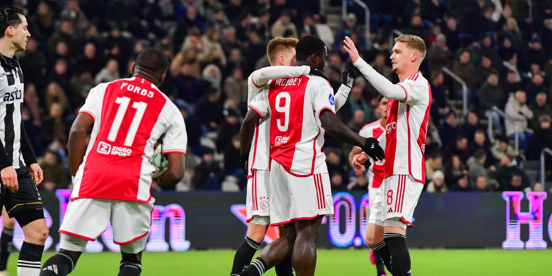 Brobbey neemt gehavend Ajax bij de hand, zege in Almeloos doelpuntenfestijn