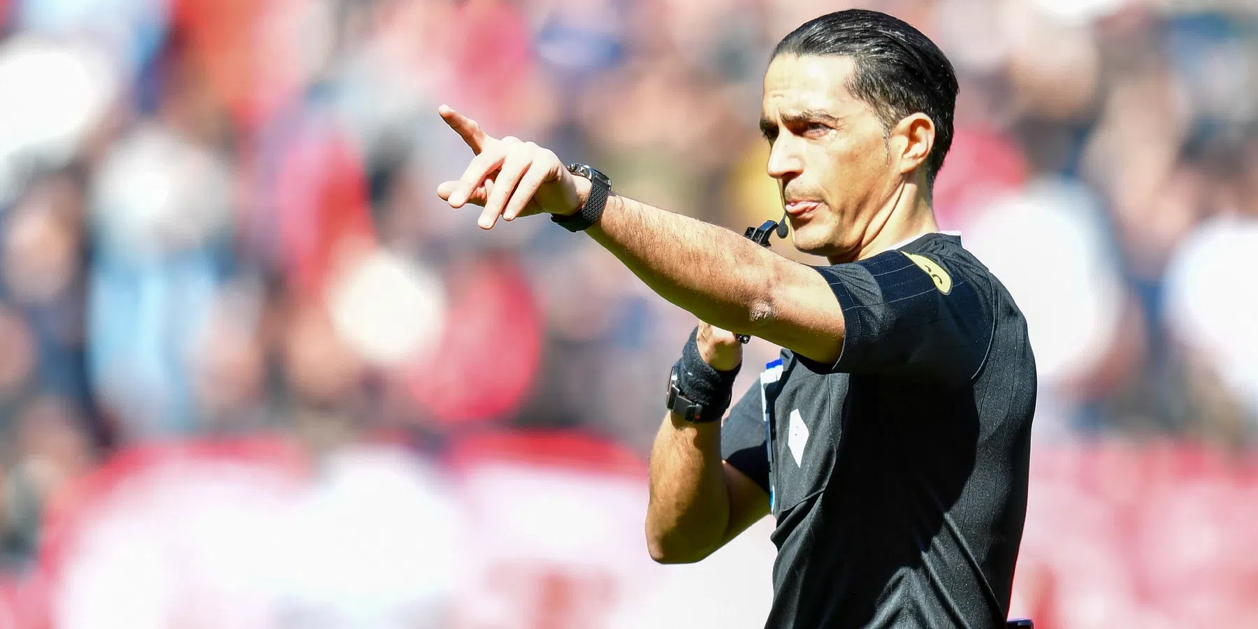 De KNVB heeft Serdar Gözübüyük aangesteld als scheidsrechter bij Ajax - PSV