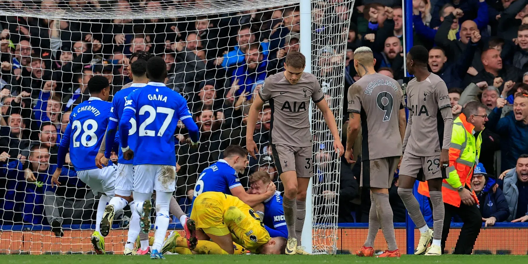 Dit is wat Engelse media zeggen over Van de Ven na het gelijkspel tegen Everton