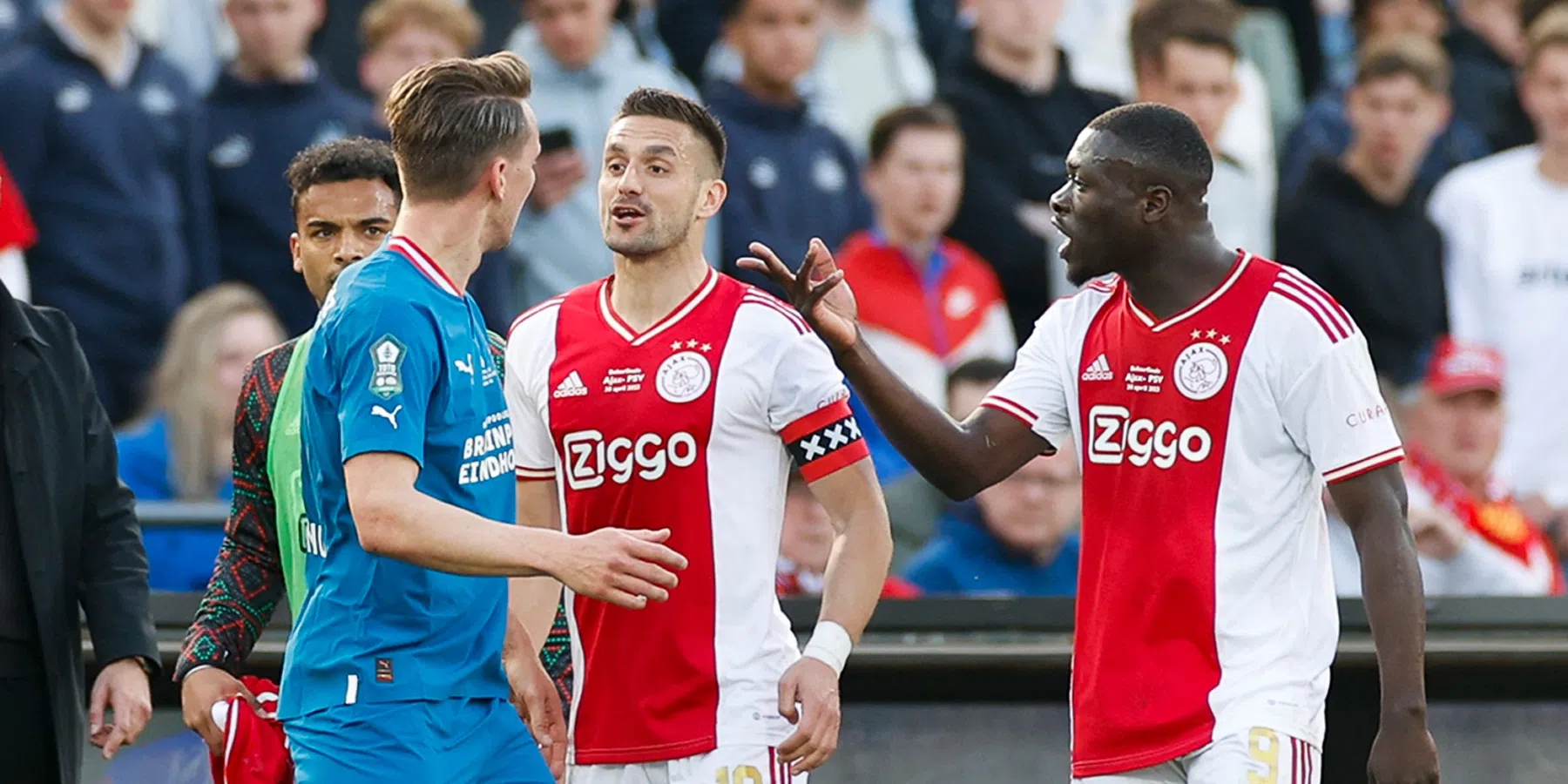 Welke speler maakte de meeste doelpunten in de topper tussen PSV en Ajax?