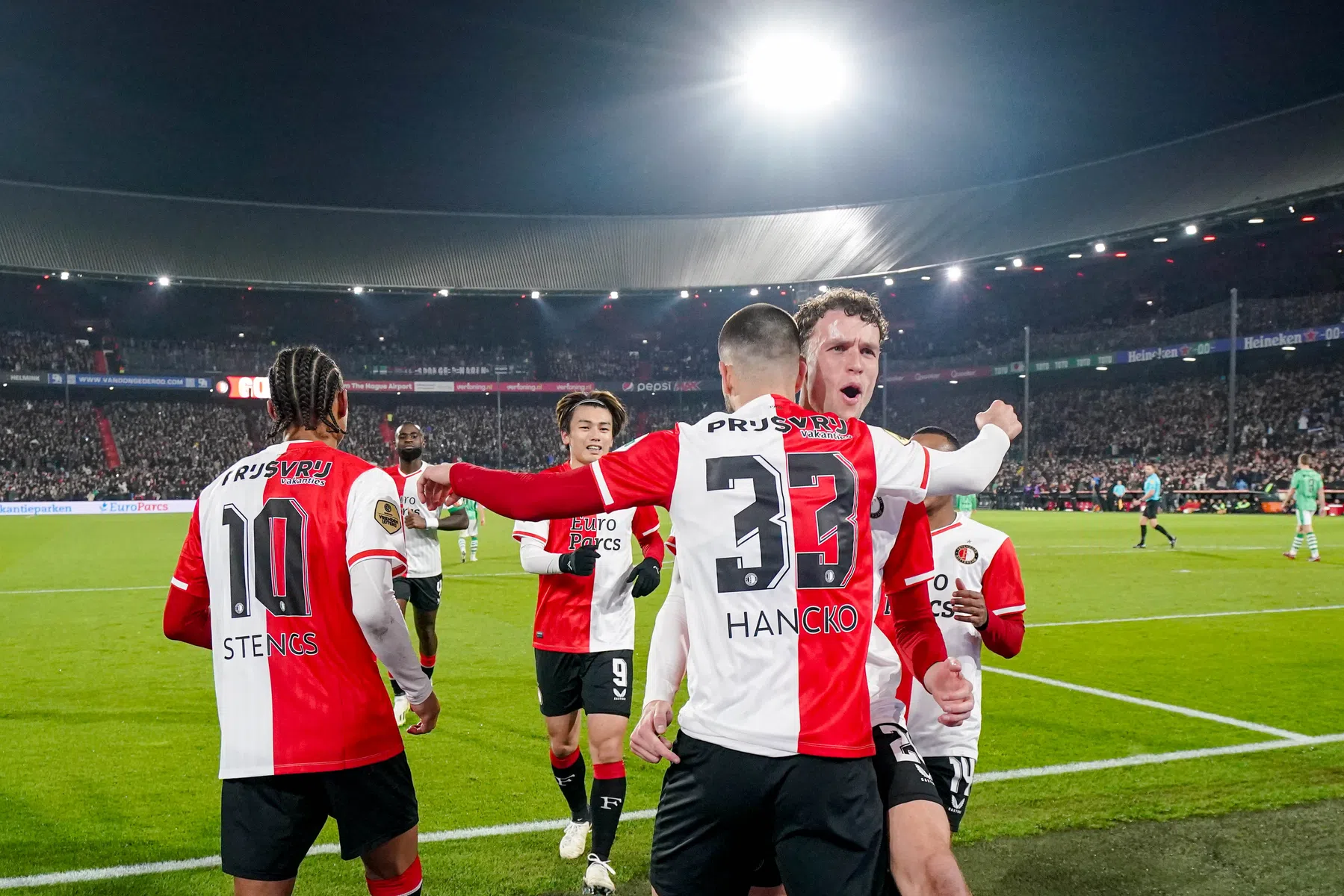 Feyenoord dank scorende verdedigers en is Sparta de baas in Rotterdamse stadsderby