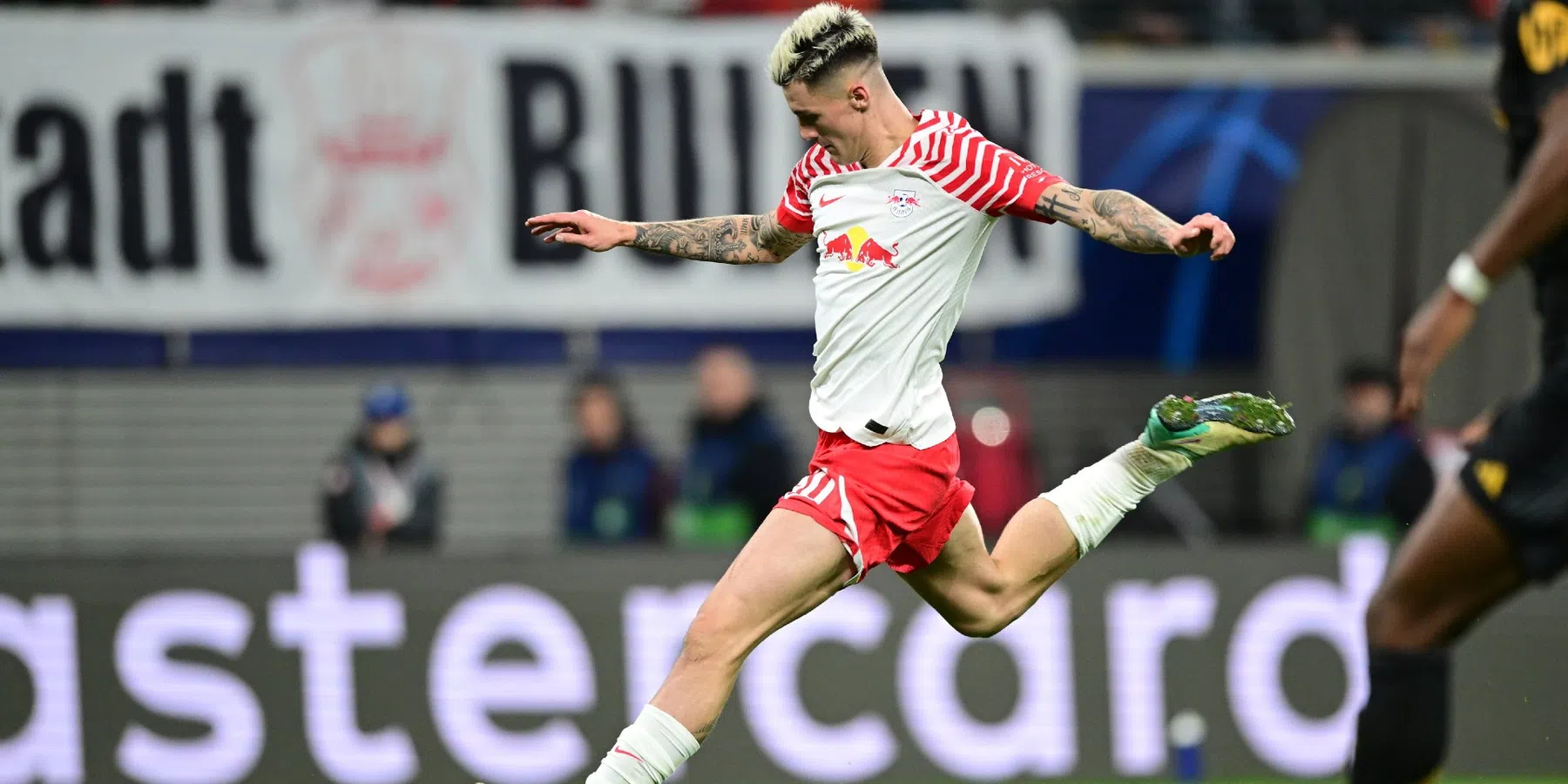 Hoe spelers van Leipzig en Real Madrid naar de afgekeurde goal van Sesko kijken