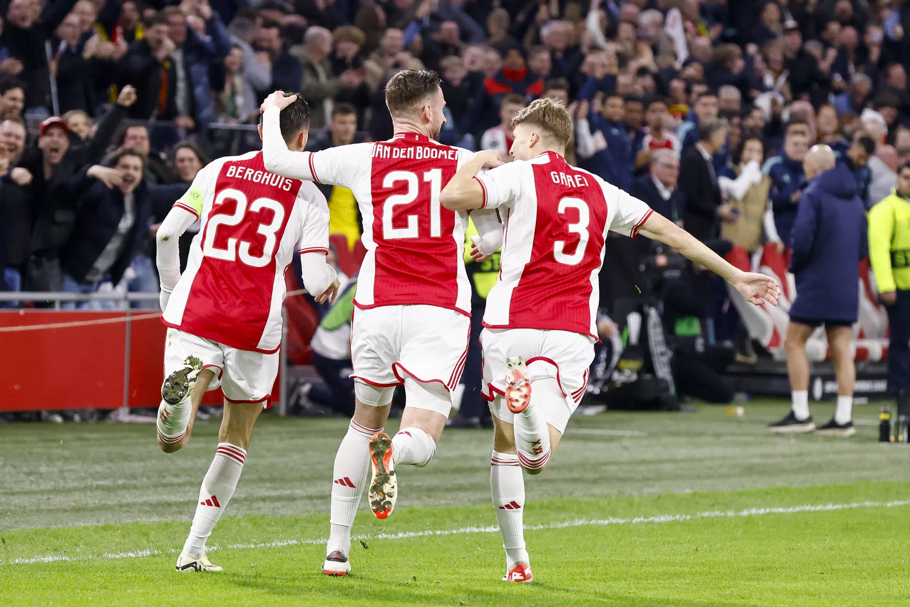 Ajax dankt Van den Boomen en Berghuis na knotsgekke slotfase tegen FK Bodø/Glimt