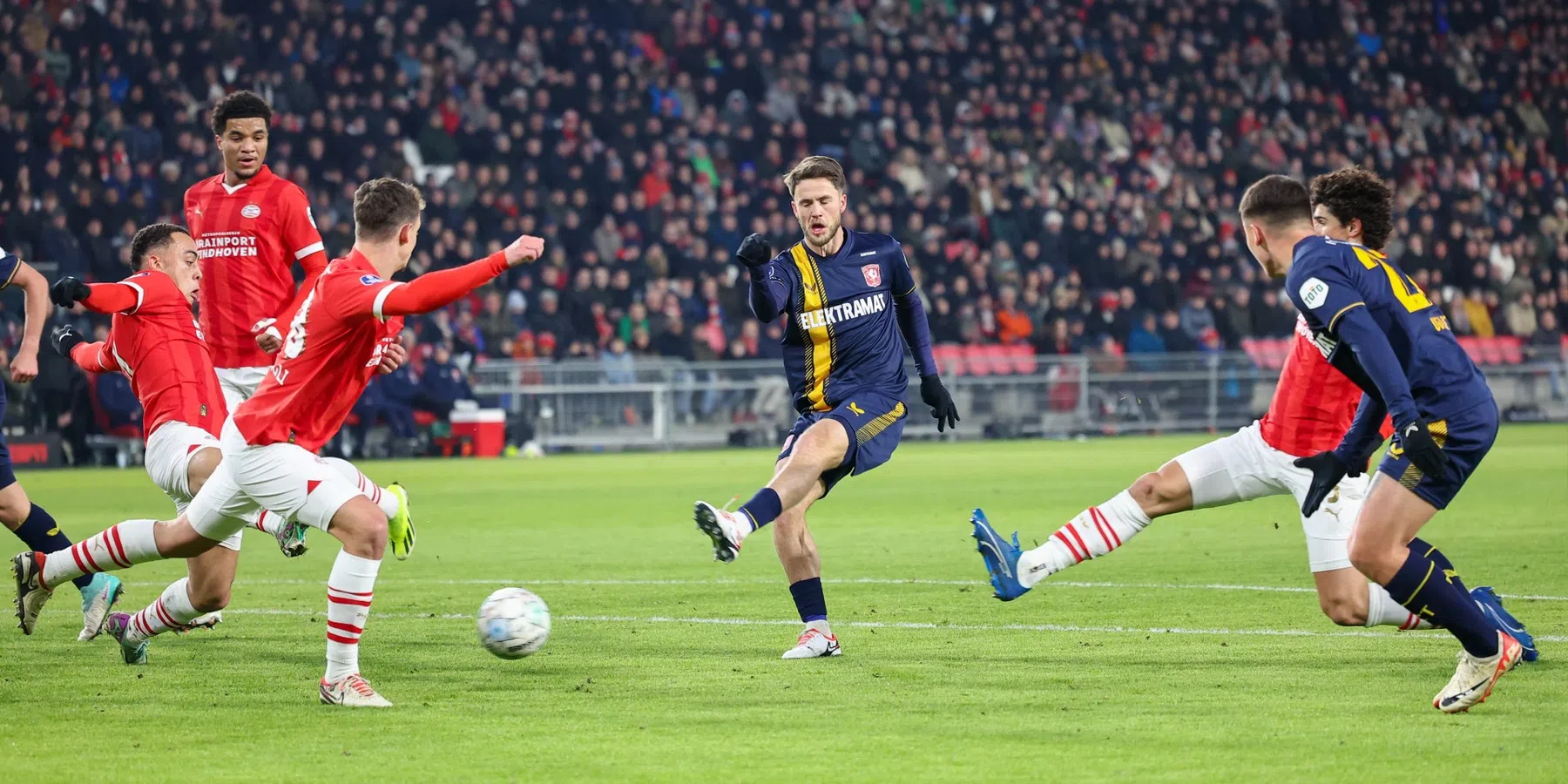 Deze scheidsrechter fluit zondag de Eredivisie-topper tussen PSV en FC Twente