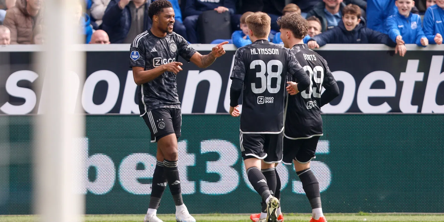 Ajax boekt zwaarbevochten overwinning in Zwolle