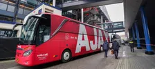 Thumbnail for article: Onrust in Amsterdam: verschillende fans wachten de spelersbus van Ajax op