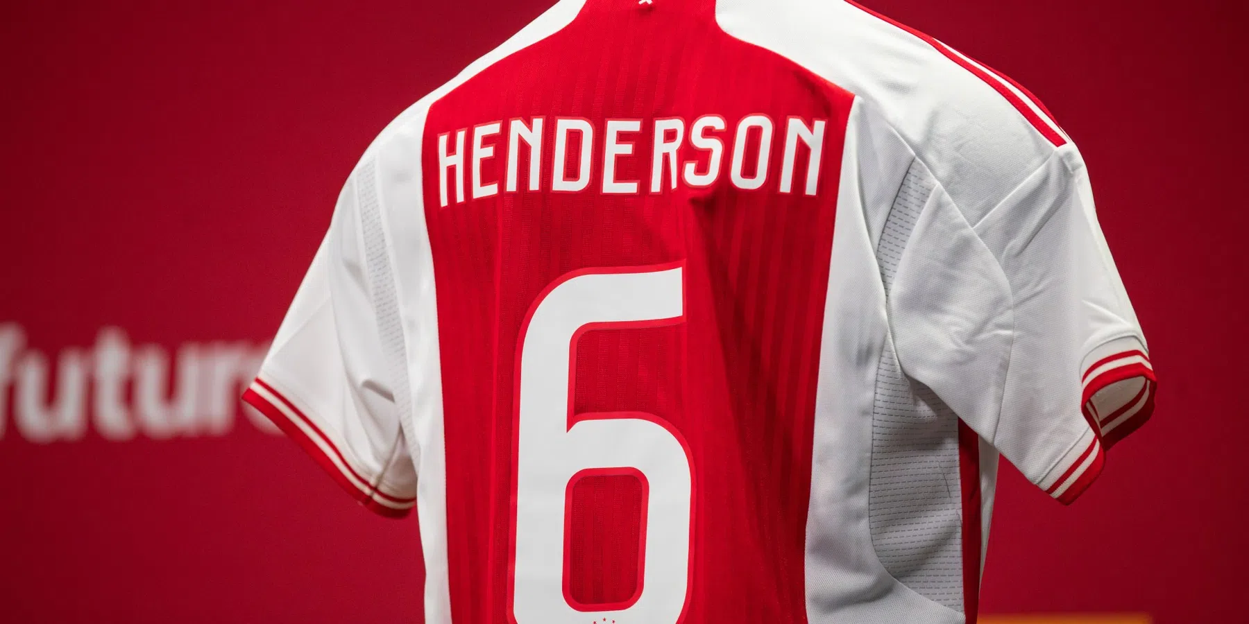 Hoe ziet het thuisshirt van Ajax in het seizoen 2024/2025 eruit?