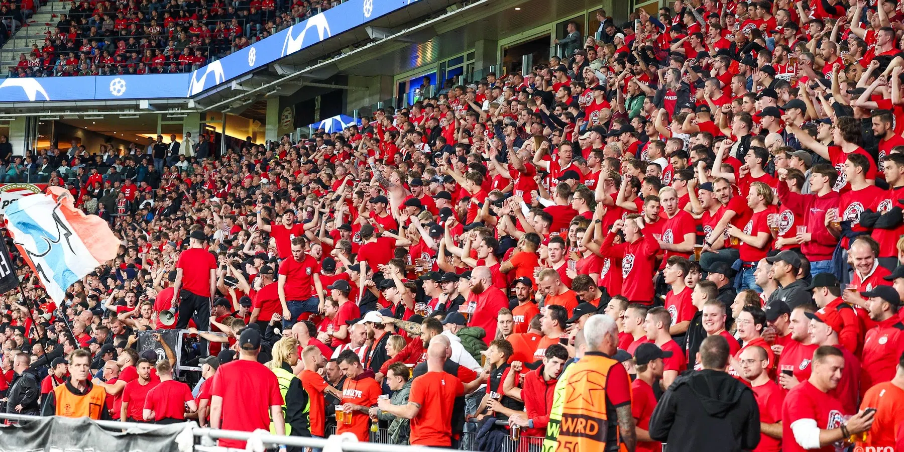 Een groep supporters van PSV is het niet eens met het nieuwe uitshirt van de club