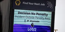 Thumbnail for article: Wolverhampton komt met initiatief om de VAR af te schaffen in de Premier League