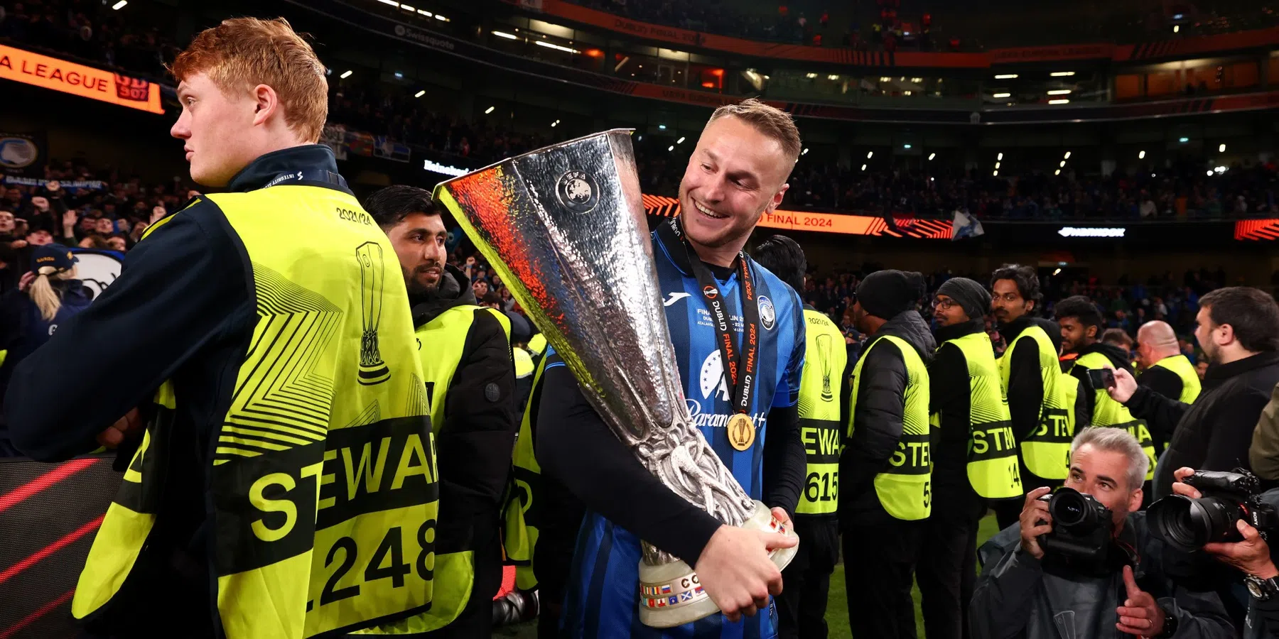 Koopmeiners was emotioneel door zijn ouders na de gewonnen Europa League-finale