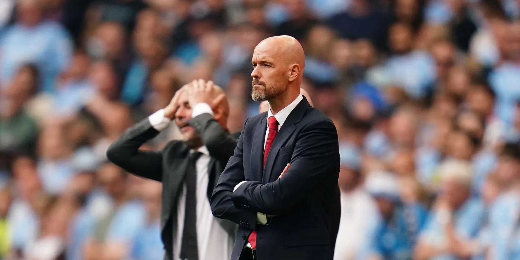 Ten Hag wordt na de winst letterlijk op handen gedragen door spelers United