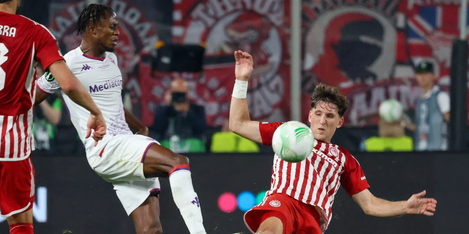 Olympiakos wint Conference League-finale in extremis van Fiorentina 