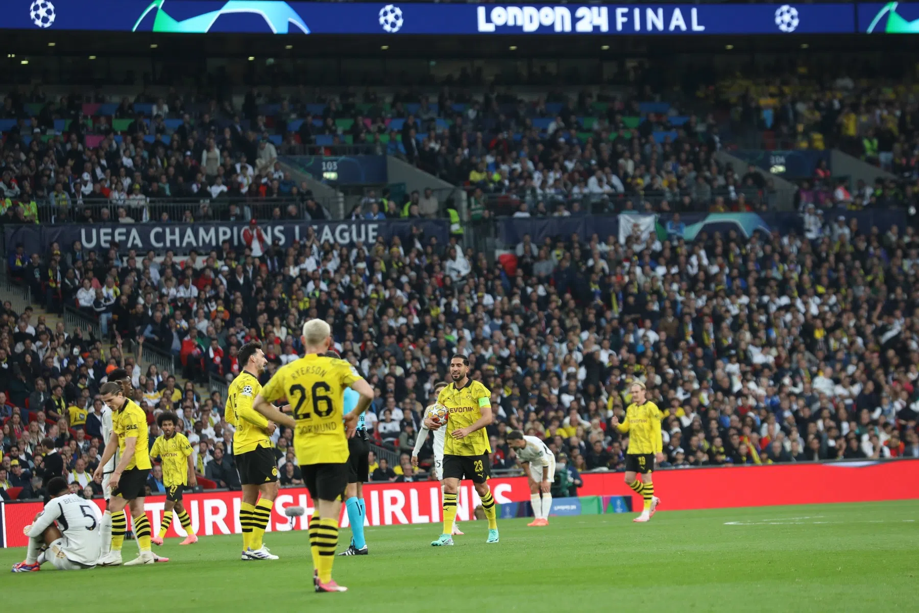 In totaal zijn er drie fans aangehouden na de veldbestorming op Wembley