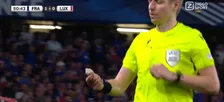 Thumbnail for article: Bizar moment: scheidsrechter vindt steen op het veld bij Frankrijk - Luxemburg