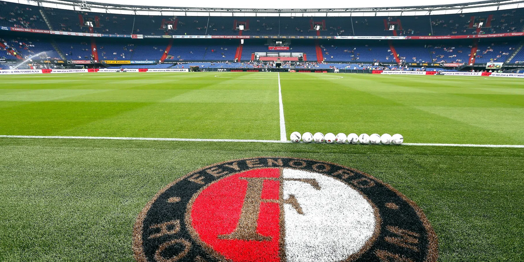 Veld van Feyenoord is voor tiende keer op rij tot beste van Eredivisie bestempeld