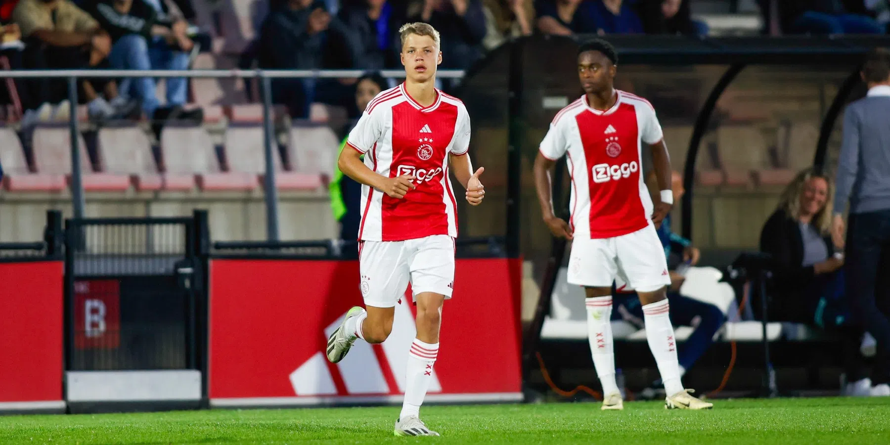'Opsteker voor Ajax: Amsterdammers houden toptalent (16) uit handen van PSV'