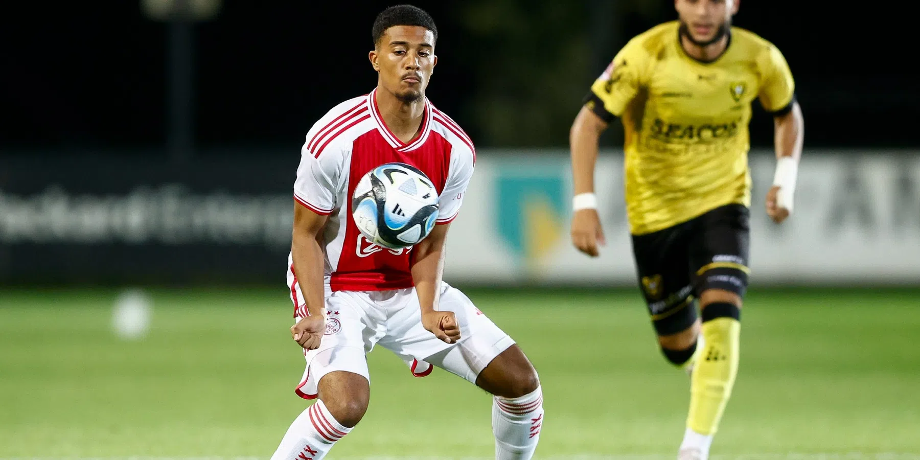 Jermoumi verlengt zijn contract bij Ajax