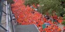 Heerlijke sfeer: Oranje-muur vult straat in Hamburg volledig op