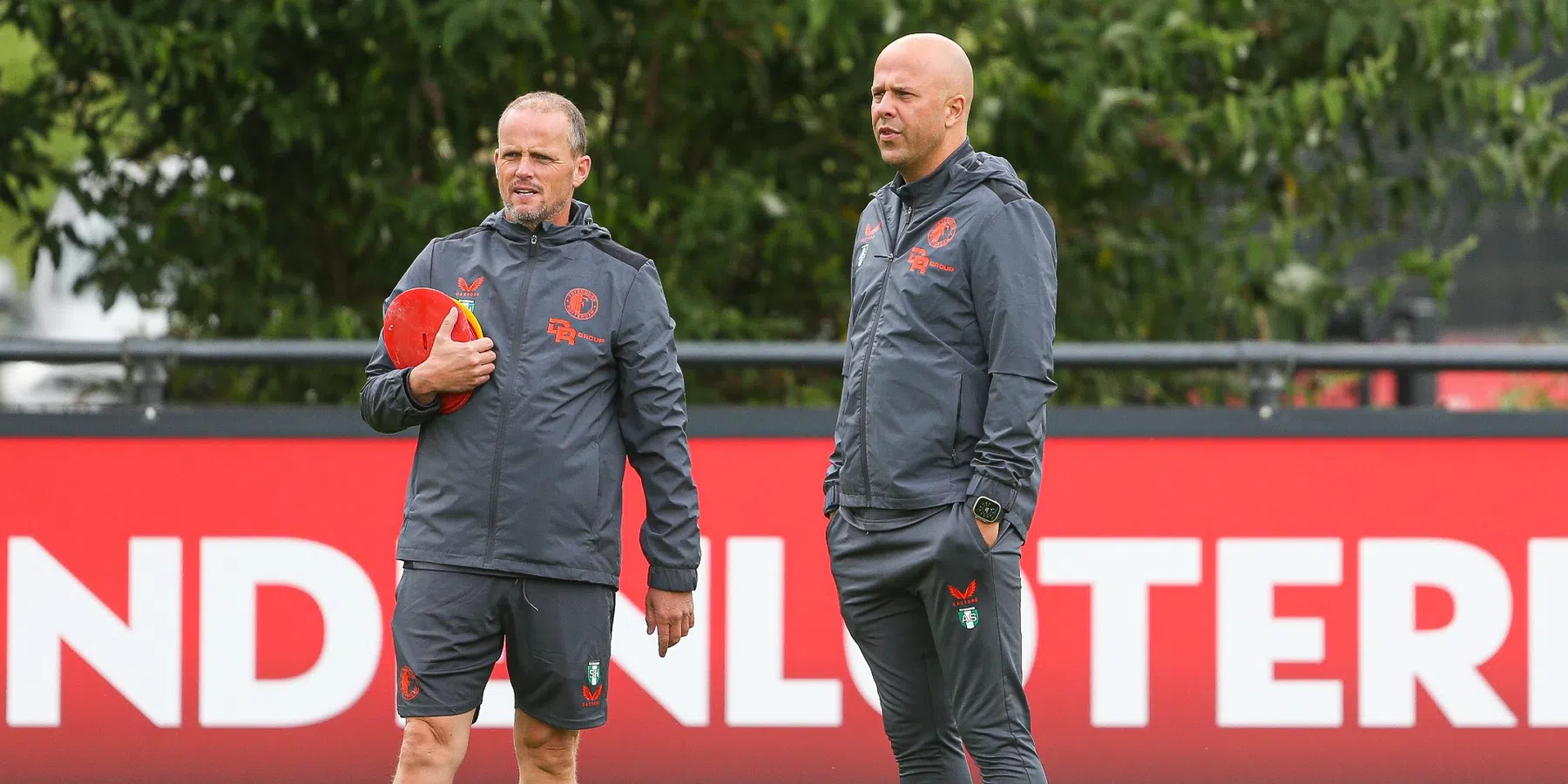 Feyenoord bevestigt: twee assistenten volgen Slot naar Liverpool