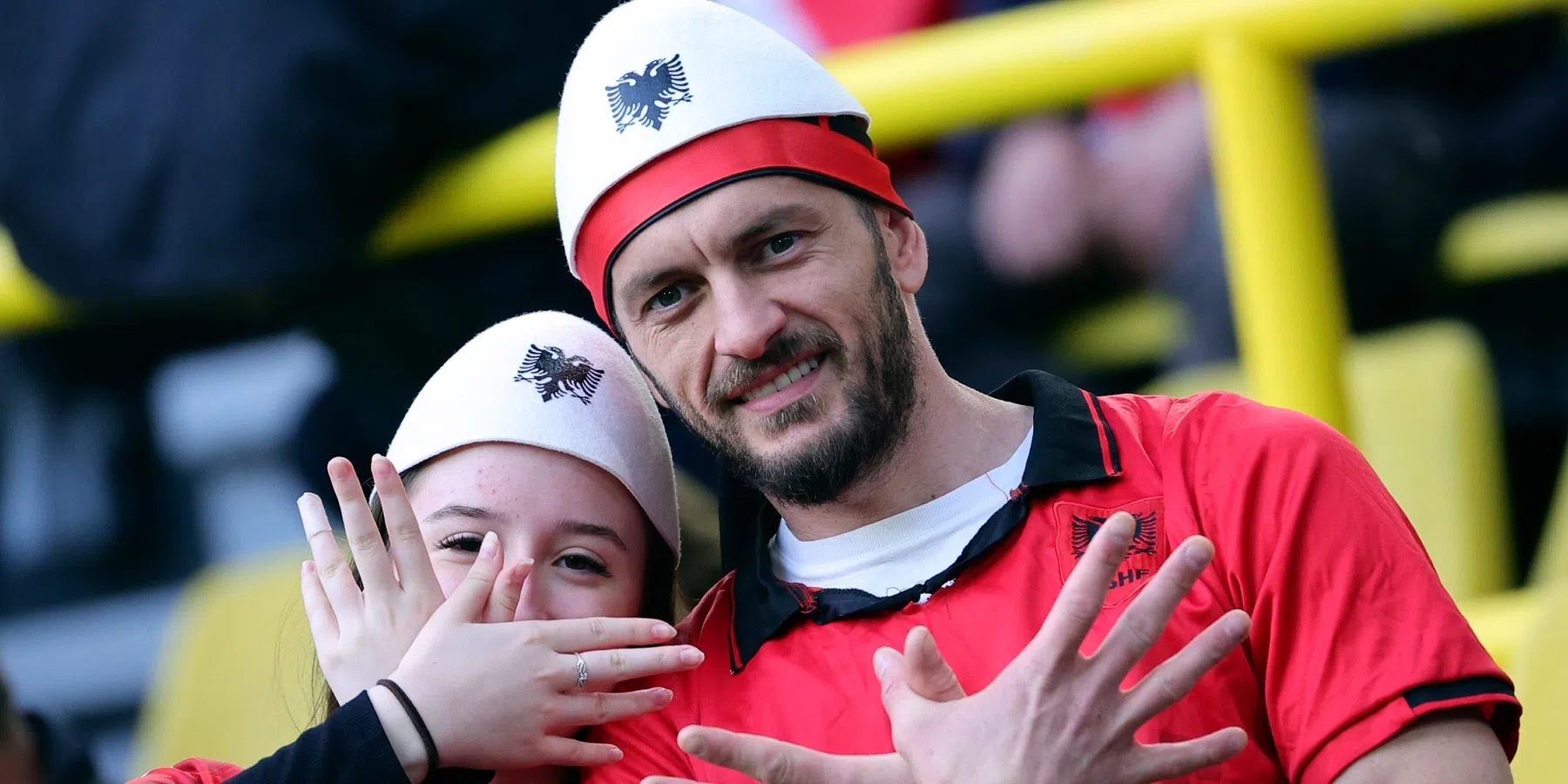 Waarom dragen de Albanese fans witte hoedjes tijdens het EK 2024?