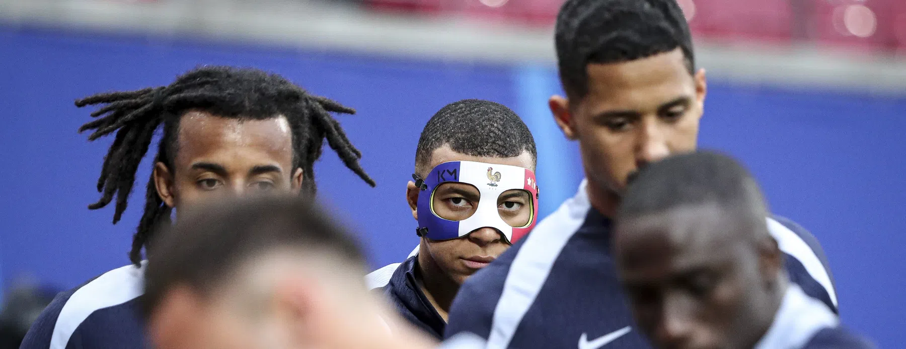 Waarom draagt Mbappé een zwart masker?