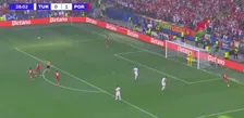 Thumbnail for article: De beelden: het knullige eigen doelpunt van Turkije waardoor Portugal op 0-2 komt