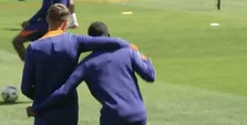 Thumbnail for article: De sfeer zit er goed in bij Oranje: Geertruida en Van de Ven dansen erop los