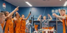 Thumbnail for article: Oranje-spelers zingen uit volle borst mee in de kleedkamer: 'Viva Hollandia'