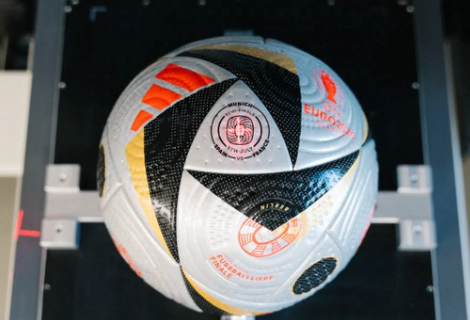De UEFA heeft een andere bal in petto voor de halve finales en finale van het EK