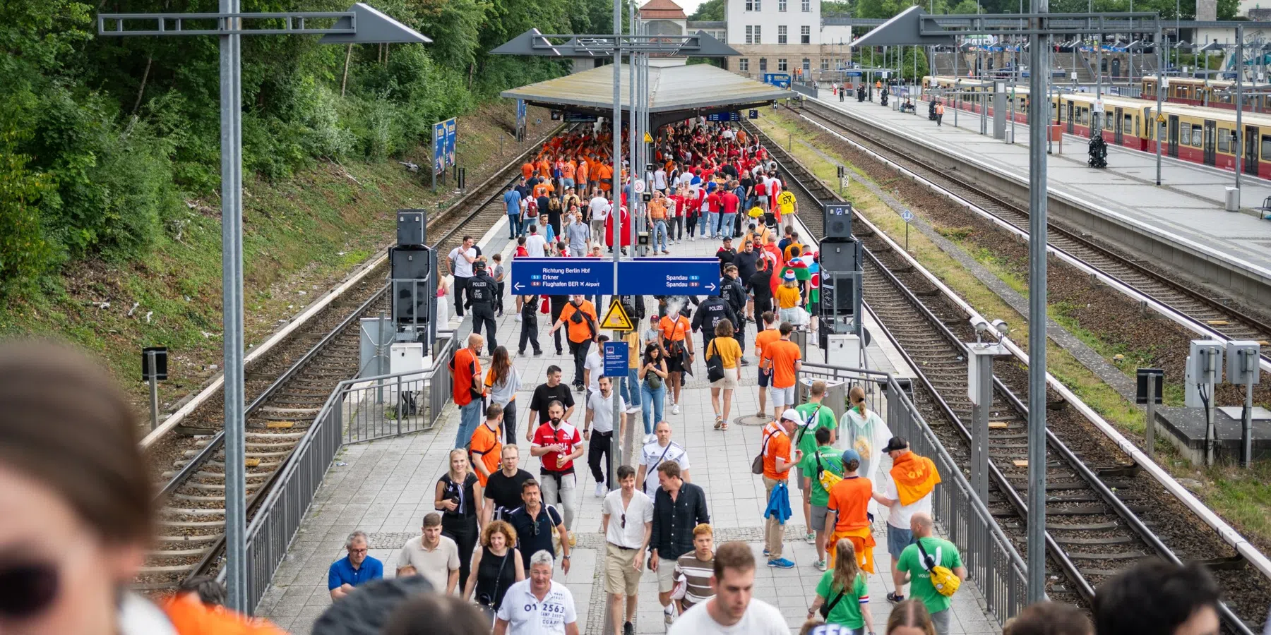 Door problemen op het spoor pakt Oranje toch het vliegtuig naar Dortmund