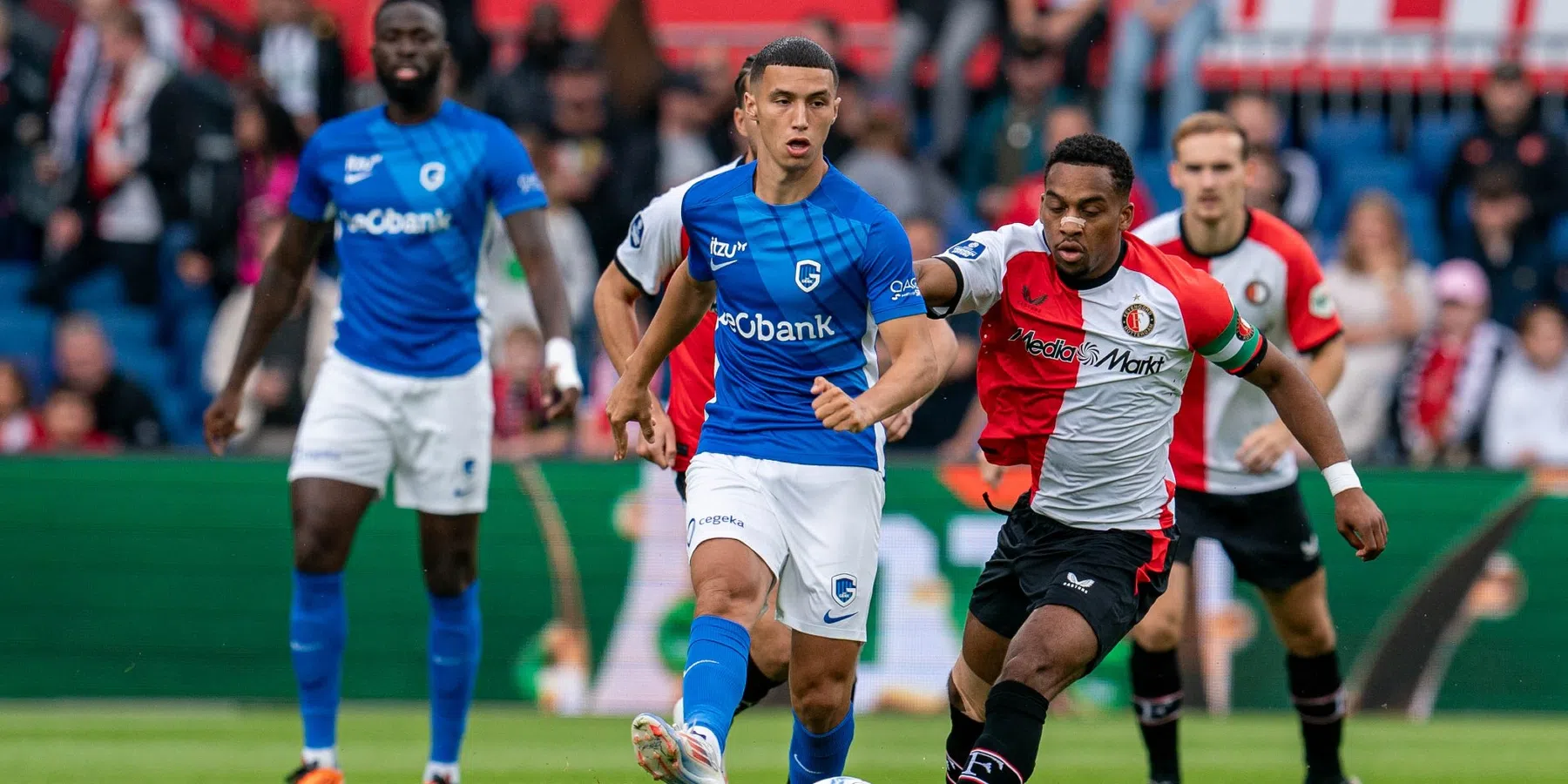 Feyenoord ziet Timber geblesseerd uitvallen in oefenduel met KRC Genk