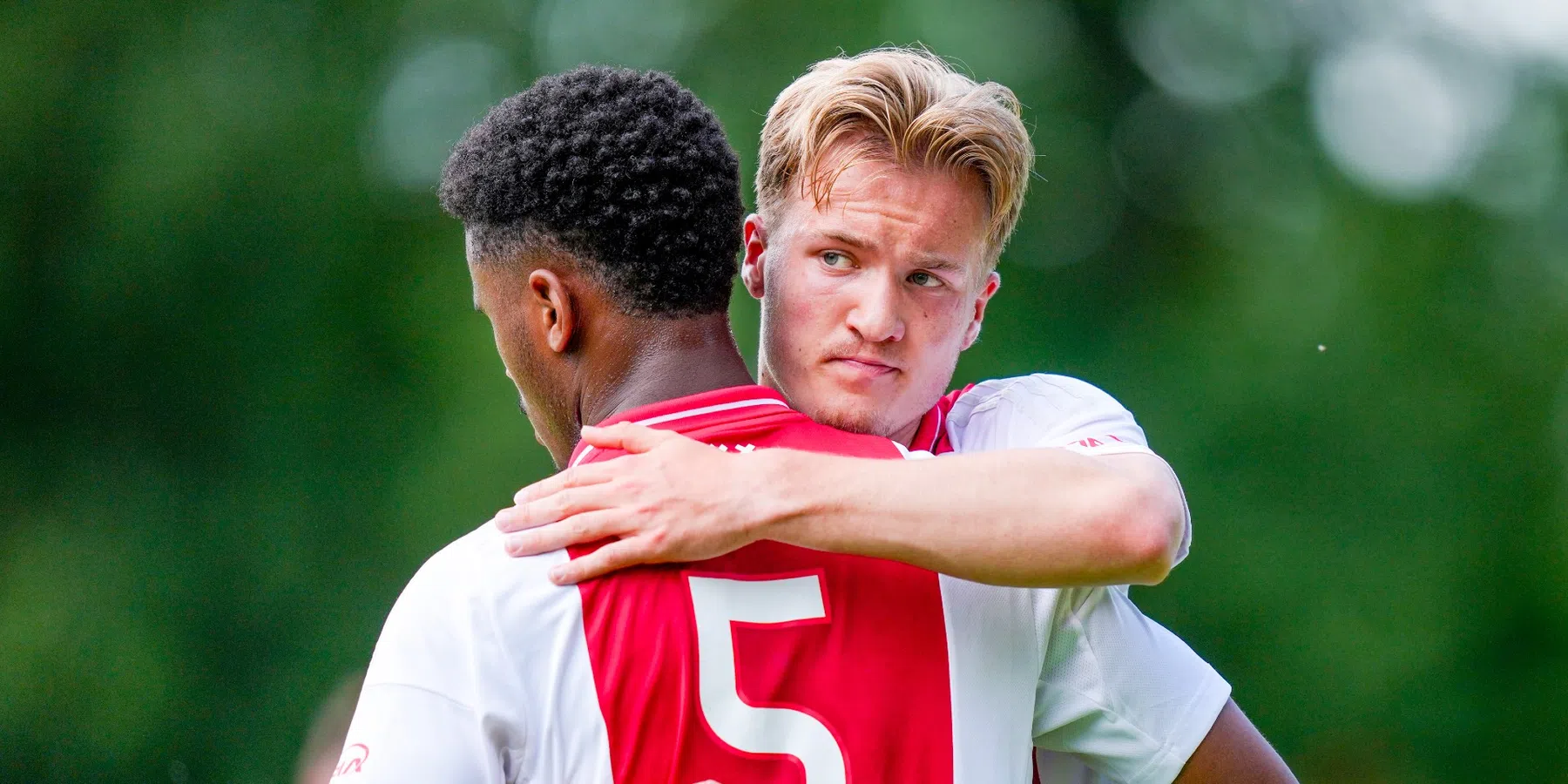 Dit is waarom Rijkhoff Akpom als zijn mentor ziet bij Ajax