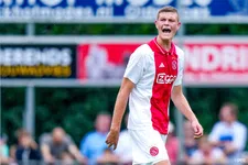 Thumbnail for article: Ajax houdt jeugdtalent binnenboord: deze verdediger verlengt tot 2028