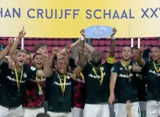 Thumbnail for article: Daar is de schaal: Geertruida neemt eerste Feyenoord-prijs van Priske in ontvangst