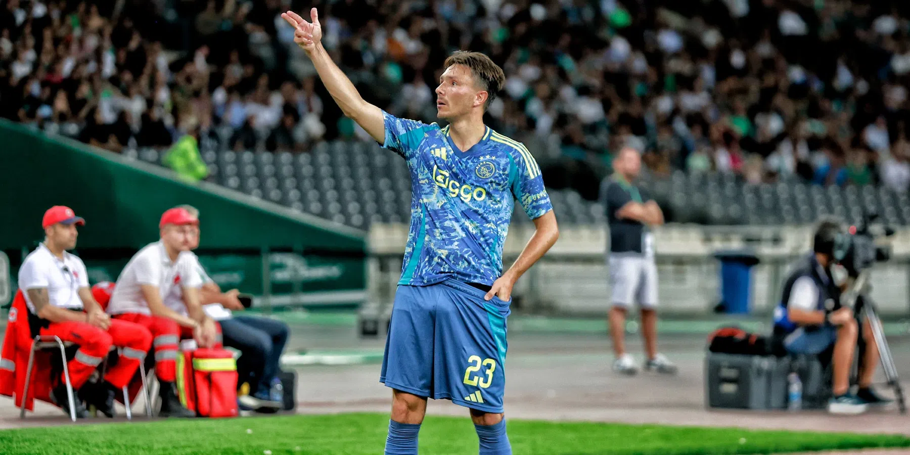 Ajax doet goede zaken en wint nipt van Panathinaikos door treffer van Berghuis