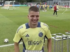 Thumbnail for article: Veel gelach op Ajax-training: Gaaei verschijnt met een nieuwe coupe