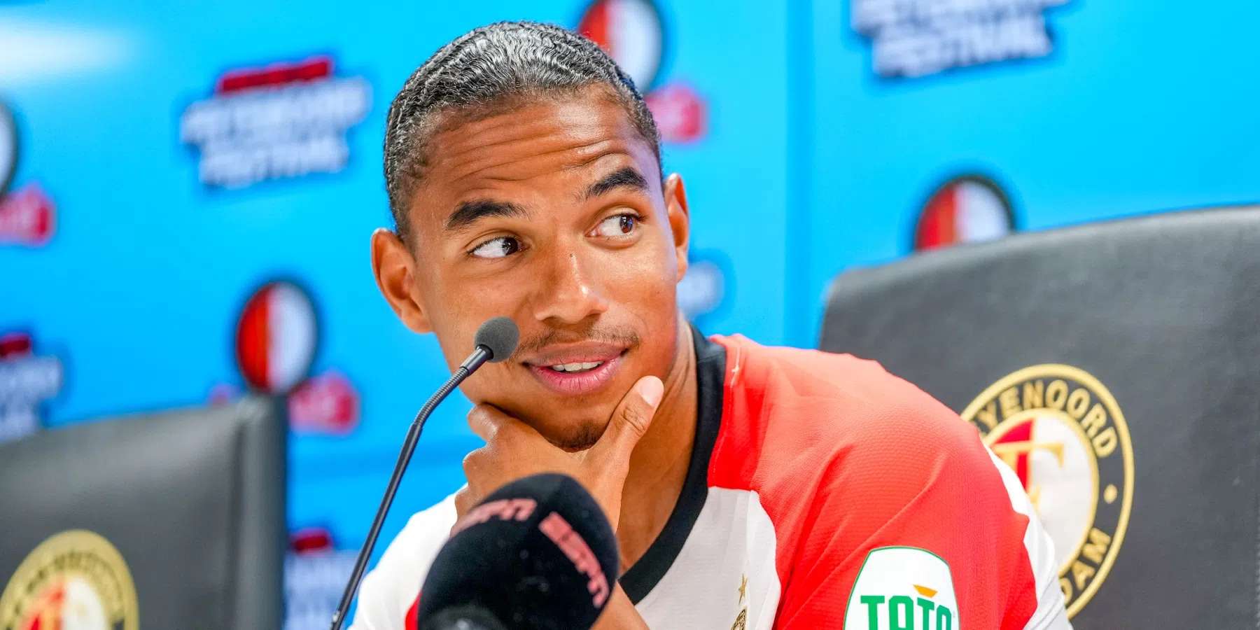 Calvin Stengs vertelt in gesprek met De Telegraaf over de staat van zijn knie