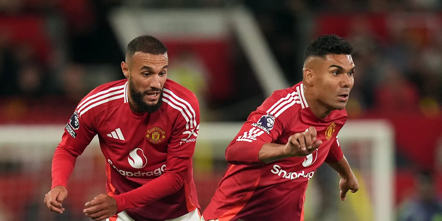 Zirkzee redt United van teleurstellende seizoensopener, debuut Mazraoui en De Ligt