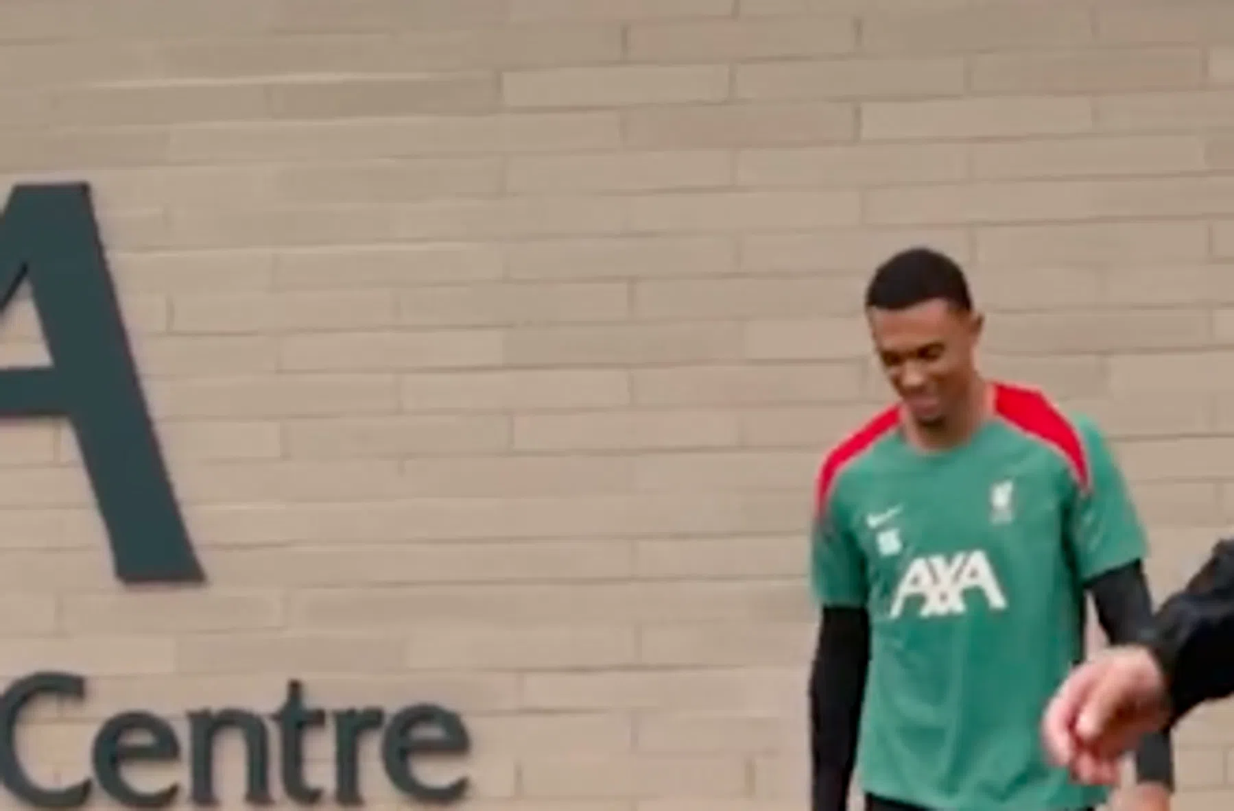 Slot laat Alexander-Arnold even zien hoe het moet bij Liverpool 