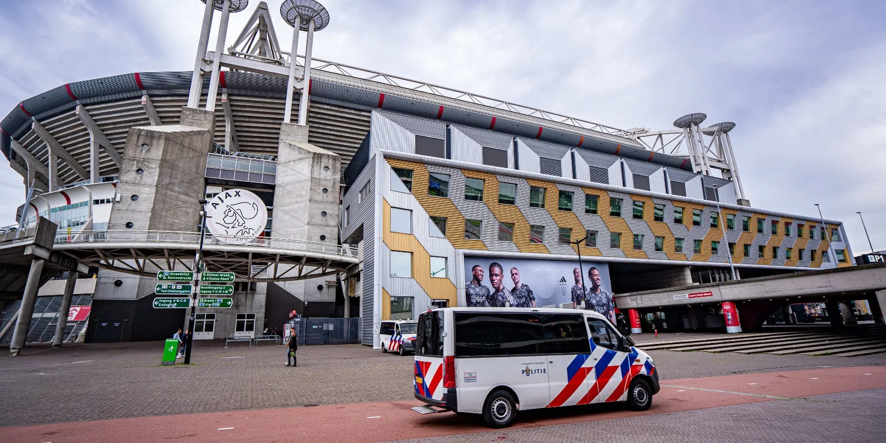 Eredivisie-directeur De Jong dringt aan op doorgaan Ajax - Utrecht zonder politie