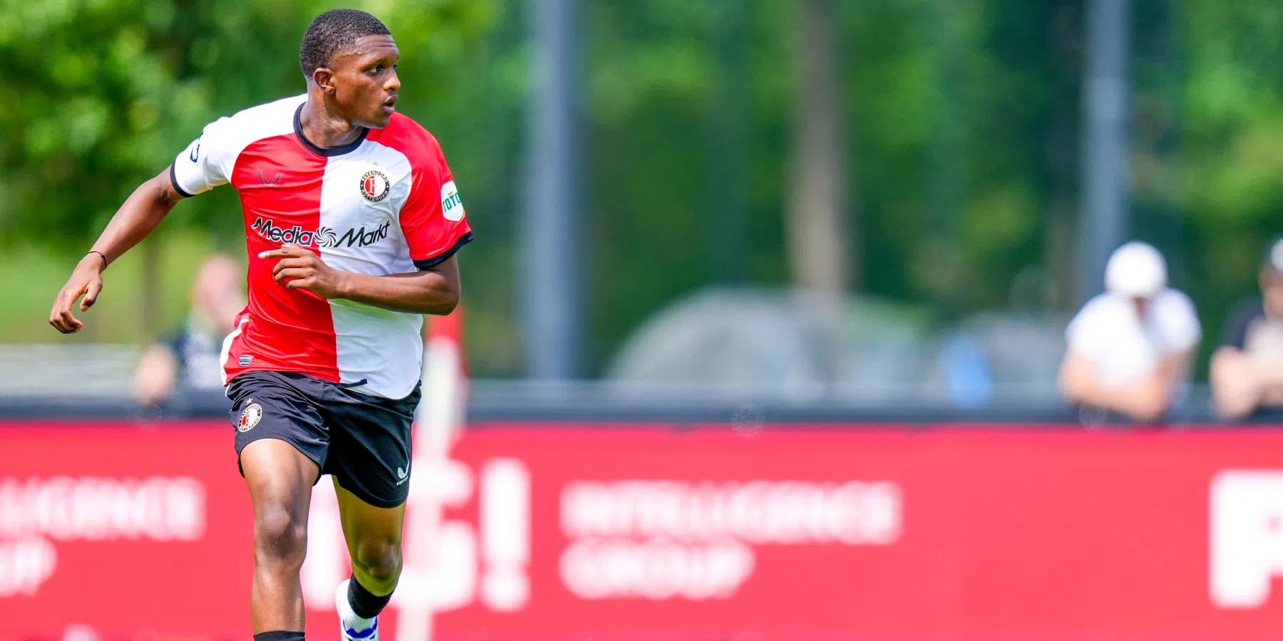 Feyenoord breekt contract open en weet groot talent langer aan zich te binden